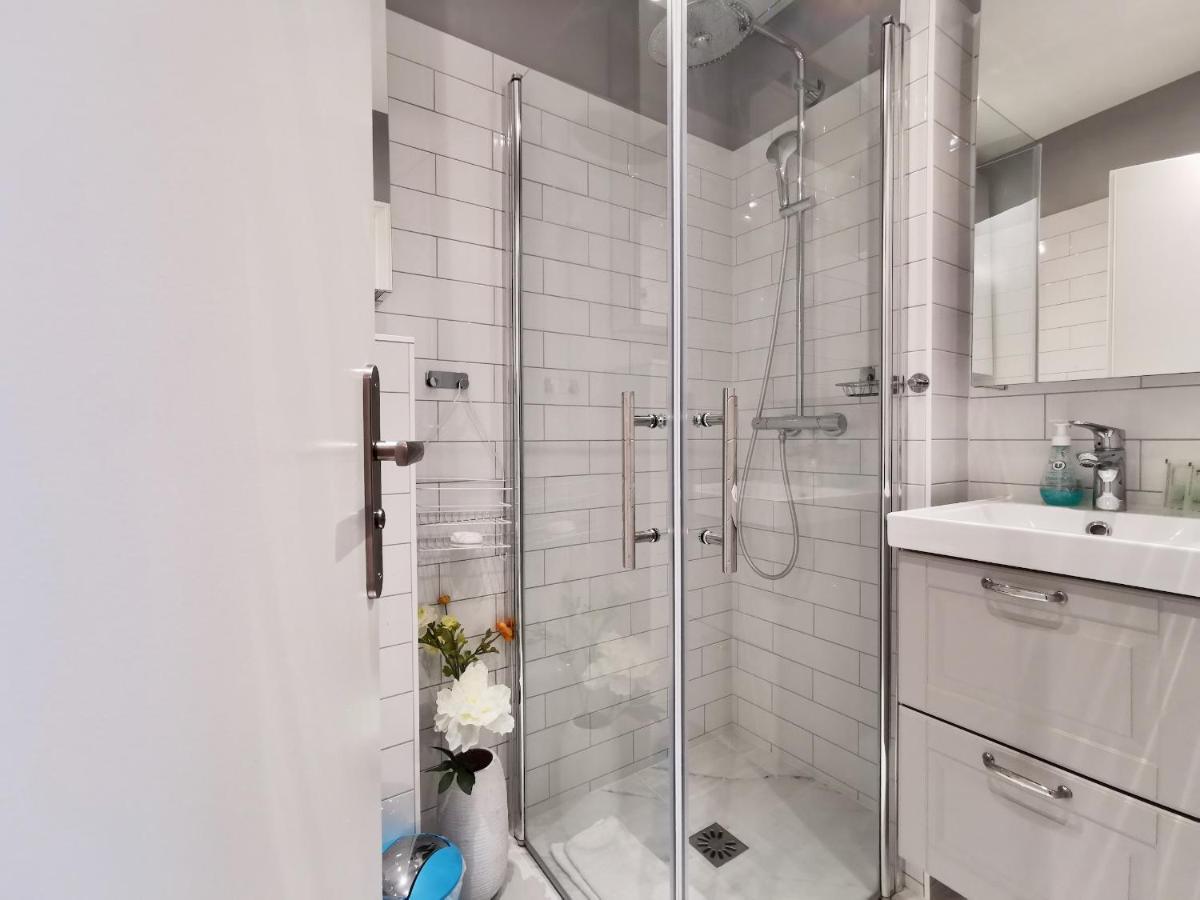 Studio Royal Lux By Booking Guys Apartment Nisa Exterior foto